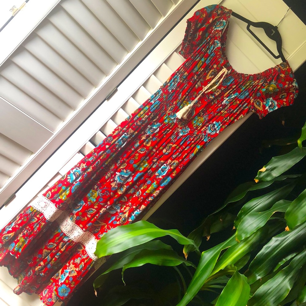 Forever 21 RED FLORAL W LACE FLOWY MAXI DRESS
